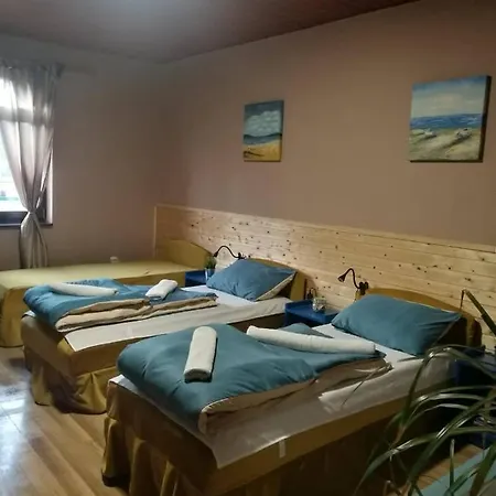Fezor Panzio Es Etterem Мотель Кёрменд