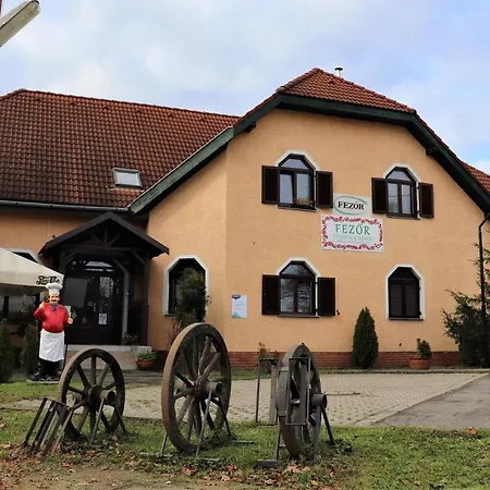 Fezor Panzio Es Etterem Кёрменд